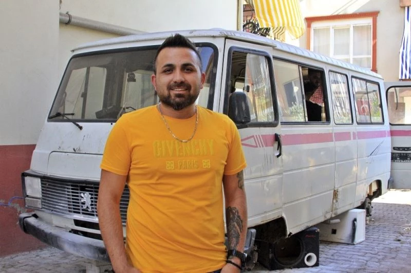 Trafikte ceza yemekten bıkan genç, araçta havuz keyfini ağaç tepesine taşıyor
