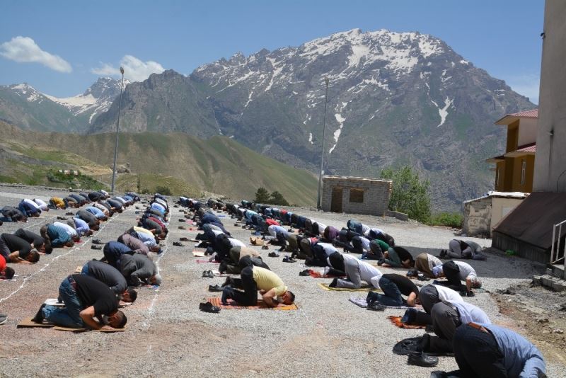 Şükür kurbanının kesildiği Hakkari’de cuma namazı
