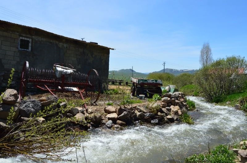Kar sularıyla beslenen Başkent Şelalesi coştu
