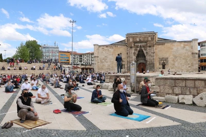 Üç medrese arasında görkemli Cuma
