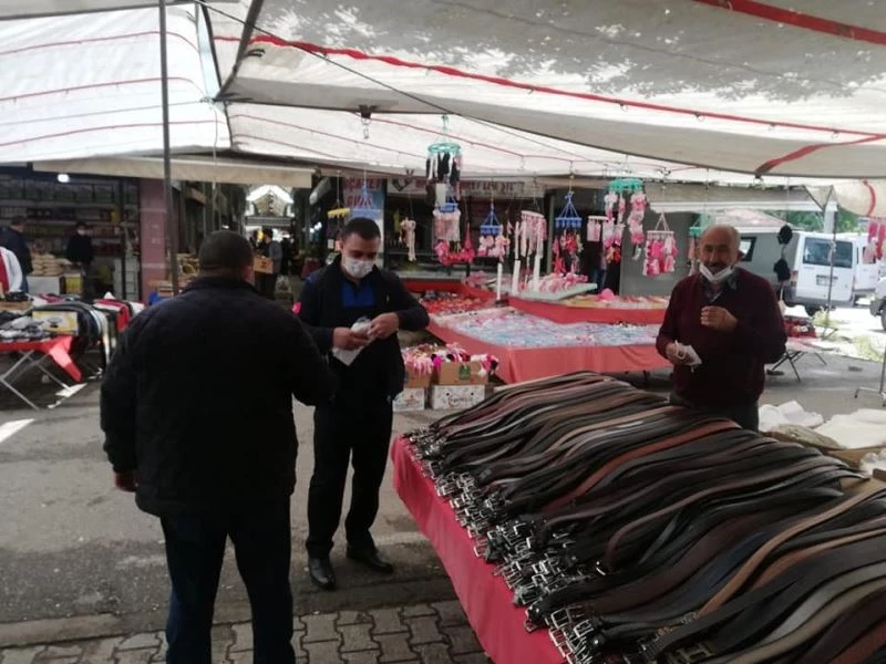 Düzce Belediyesi maske dağıtımını sürdürüyor
