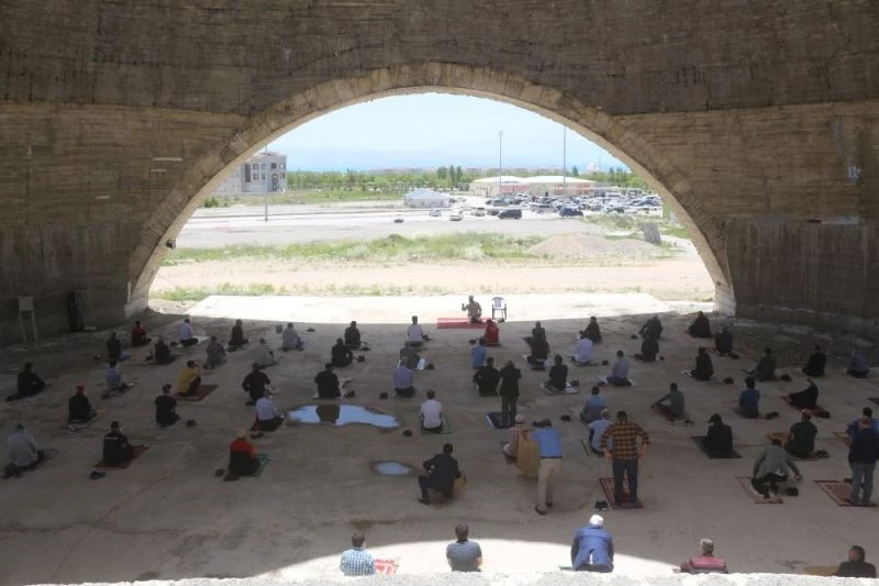 İnşaatı süren tıbbiye camiinde ilk cuma namazı
