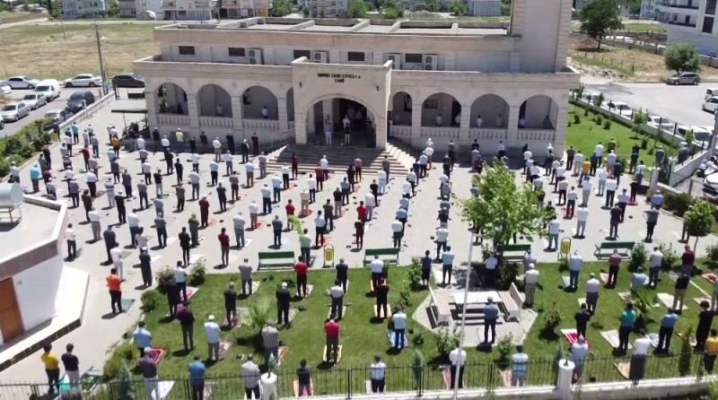 Namaz kılan cemaat havadan görüntülendi
