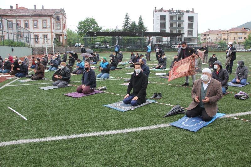 Cide’de Cuma namazı stadyumda kılındı
