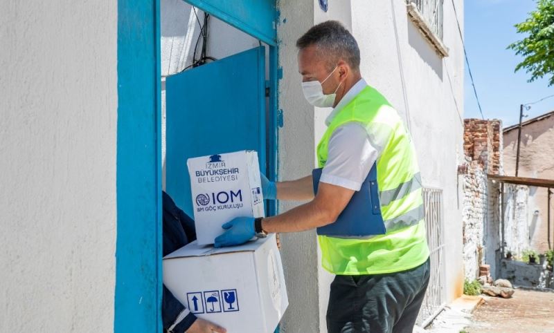 İzmir’deki mültecilere hijyen ve gıda paketi desteği
