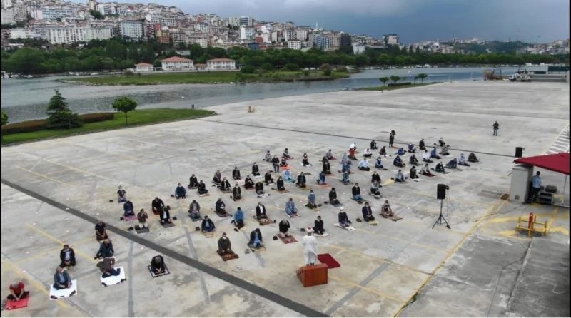 Beyoğlu polisinden cemaate hoparlörlü drone ile “sosyal mesafe” uyarısı
