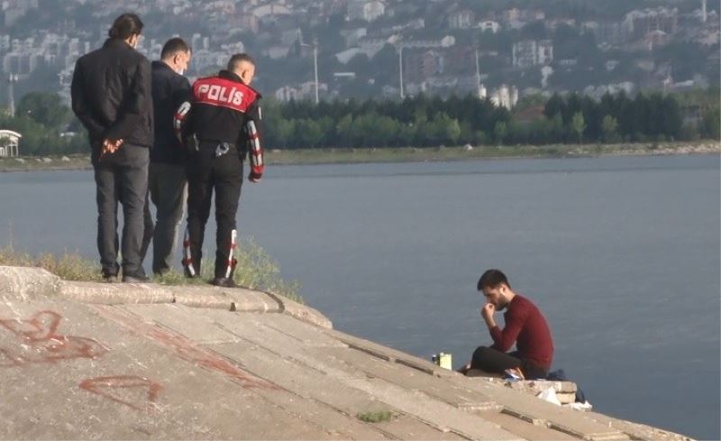 İntiharı şova dönüştüren genç pompalı tüfeği kendine dayayarak çekirdek yedi
