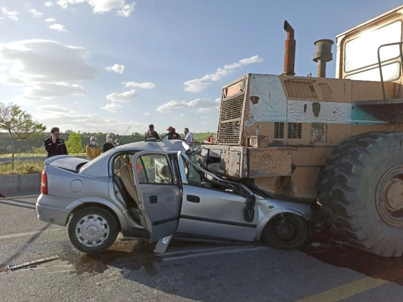 Otomobil önünde seyreden kepçenin altına girdi: 1 ölü
