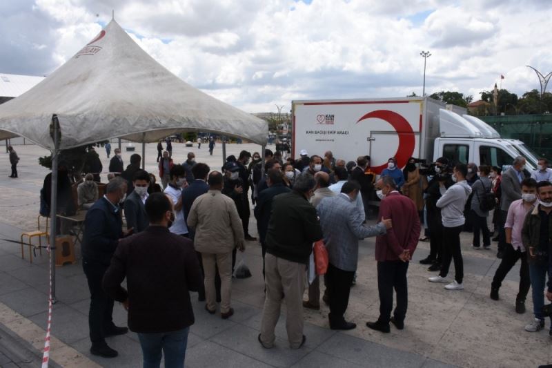 AK Parti Kırşehir teşkilatı, Türk Kızılayı’na kan bağışında bulundu
