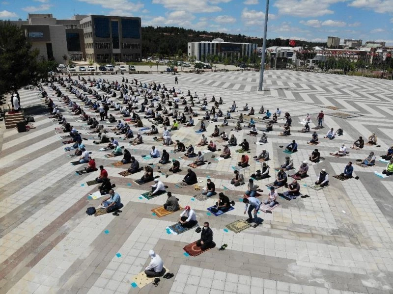 Gaziantep’te salgın sonrası ilk cuma namazı meydanlarda kılındı
