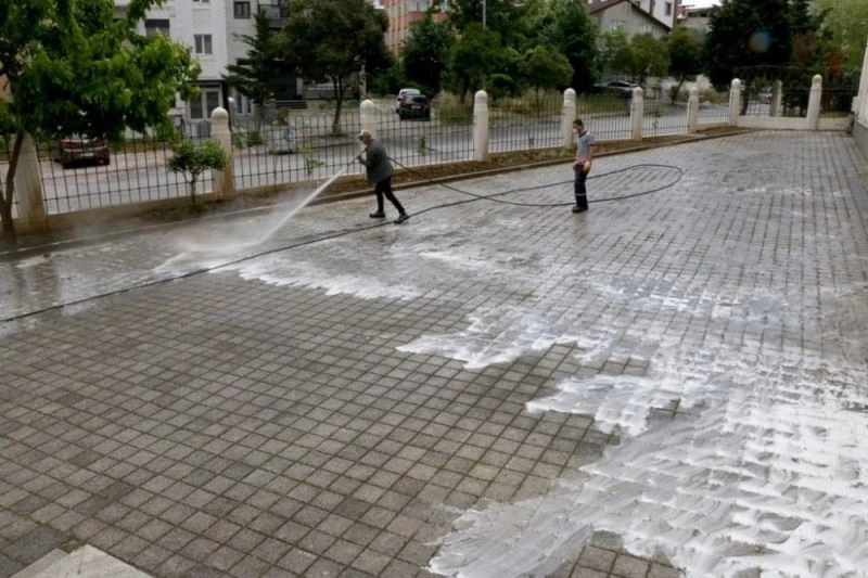 Kartal Belediyesi salgın sonrası kılınacak ilk cuma namazı için cami avlularını yıkadı
