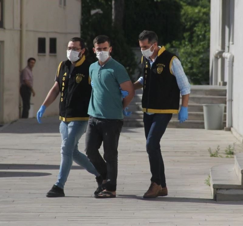 Otostop yaptıkları aracı gasp ettiler
