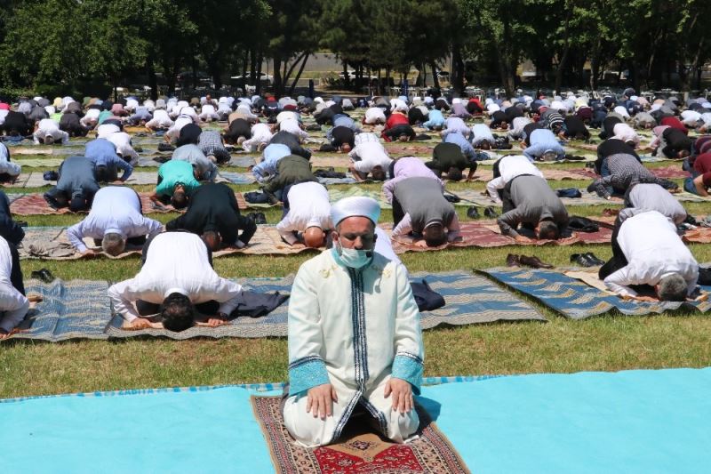 Fatih’in vefat ettiği Hünkar Çayırında 400 kişi Cuma namazı kıldı
