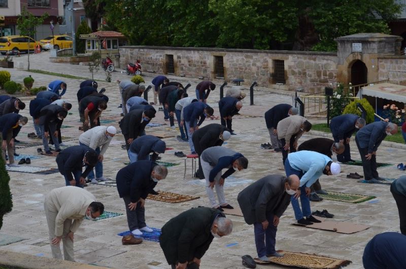 Merzifon’da fiziksel mesafeli ilk cuma namazı
