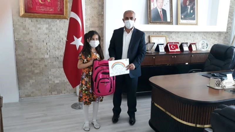 Başkan Ensari, ‘Haydi Hayalini Çiz’ etkinliğine katılan Ecrin’i ödüllendirdi
