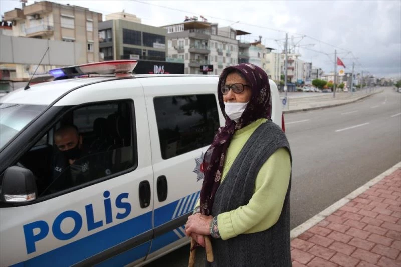 Yakınları tarafından evinden atıldığını iddia eden yaşlı kadın gözyaşı döktü