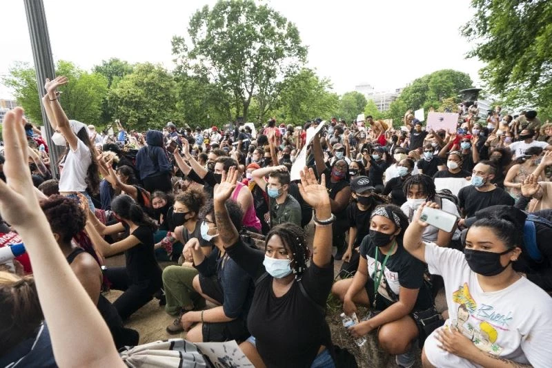 ABD’de Beyaz Saray’a yürümek isteyenlere polis şiddetini artırdı, ırkçılığa karşı öfke büyüyor
