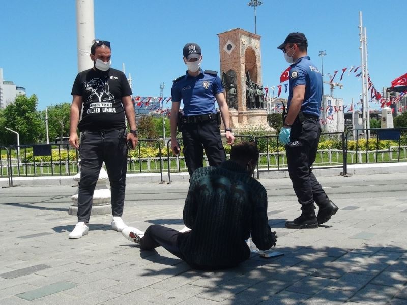 Taksim Meydanında yere yığılan turist, polisi hareketlendirdi
