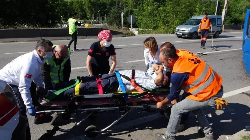 65 yaş üstü annesini memlekete götürürken kaza yaptı: 3 yaralı
