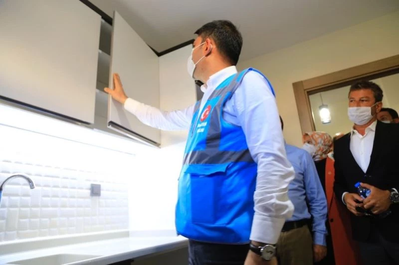 Bakan Kurum, örnek dairenin tüm ayrıntılarını inceledi
