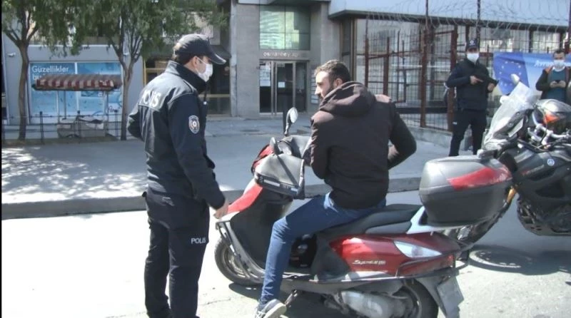 (Özel) Sigortalı olduğunu ispat edemeyen kurye ile polis arasında tartışma
