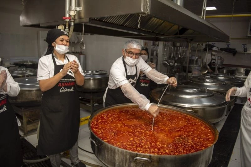 Mersin Büyükşehir Belediyesi’nin aşhanesinde kazanlar aşkla kaynıyor
