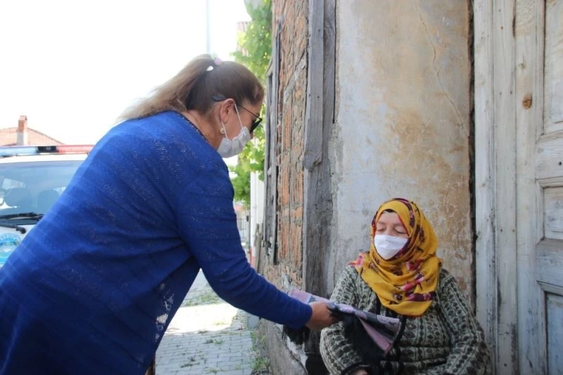 Başkan Yanmaz Tarihi Mahalle Pazarında seccade dağıttı
