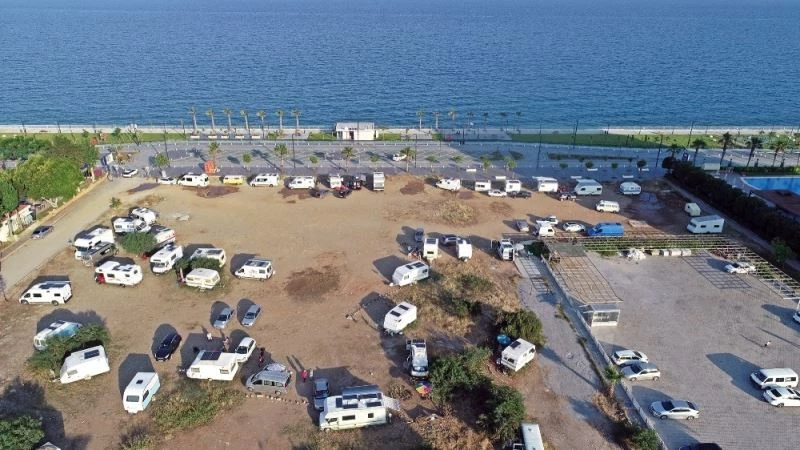 Karavanda denize sıfır izole yaşam, kısıtlamanın kaldırılmasıyla ikiye katlandı
