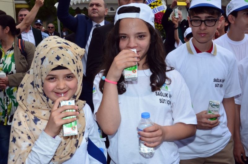Türkiye Süt Üreticileri Merkez Birliği Yönetim Kurulu Üyesi Şimşek: “Sütümüzü en doğal şekilde tüketiciye ulaştırıyoruz”
