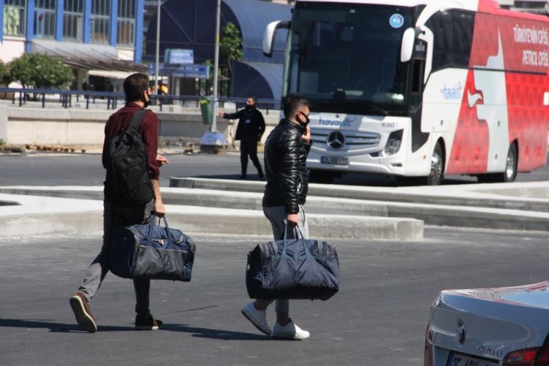 Kışlalardan terhis olan askerler evlerine dönüyor
