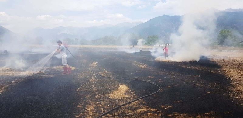 Seydikemer’de anız yangınında 80 saman balyasını yandı
