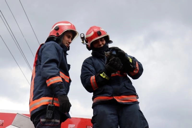 Evlerinin yanışını birbirlerine sarılıp ağlayarak izlediler
