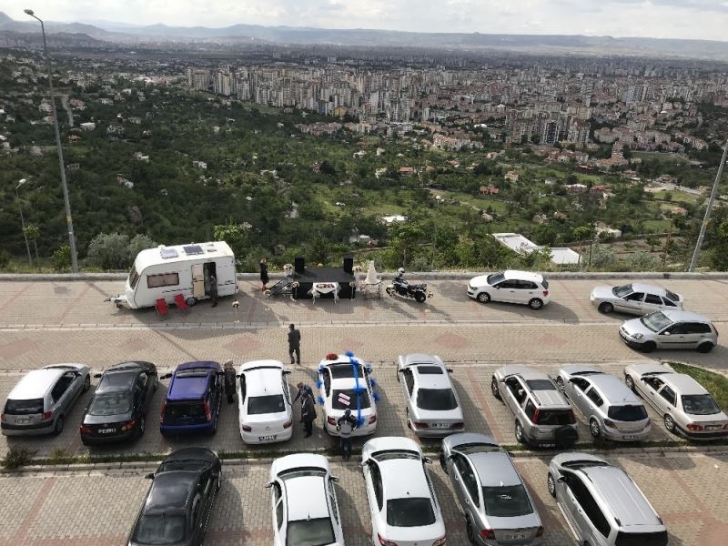 Davetliler otomobilde gelin ve damat pistte oynadı
