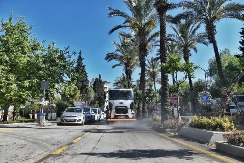 Kuşadası’nda 2 günde 648 turistik işletme dezenfekte edildi
