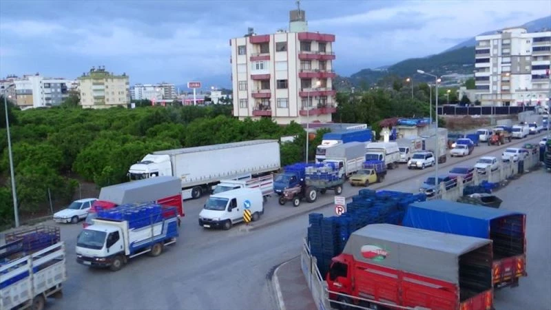 Kumlucalı çiftçiler, sebze hali girişinde uzun kuyruk oluşturdu