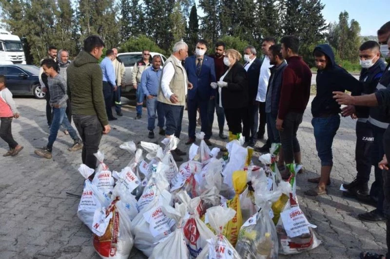 Sağanaktan etkilenen tarım işçilerine gıda ve kıyafet yardımı