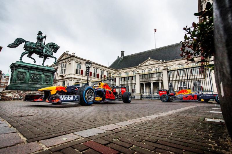 Max Verstappen ve Alexander Albon, F1 araçları ile Hollanda caddelerinde tur attı