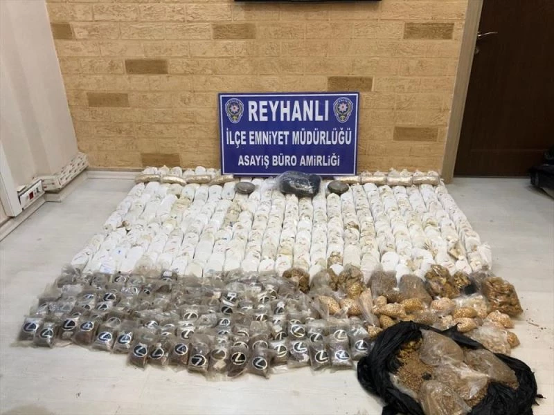 Uyuşturucuyu evin içine ördükleri duvarın arkasına gizlemişler