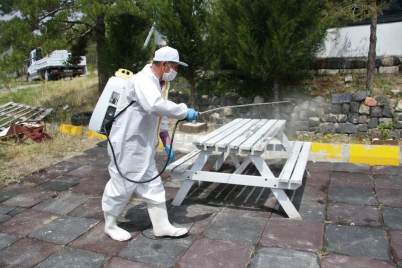 Hizmete açılan işletmelerde dezenfekte çalışması
