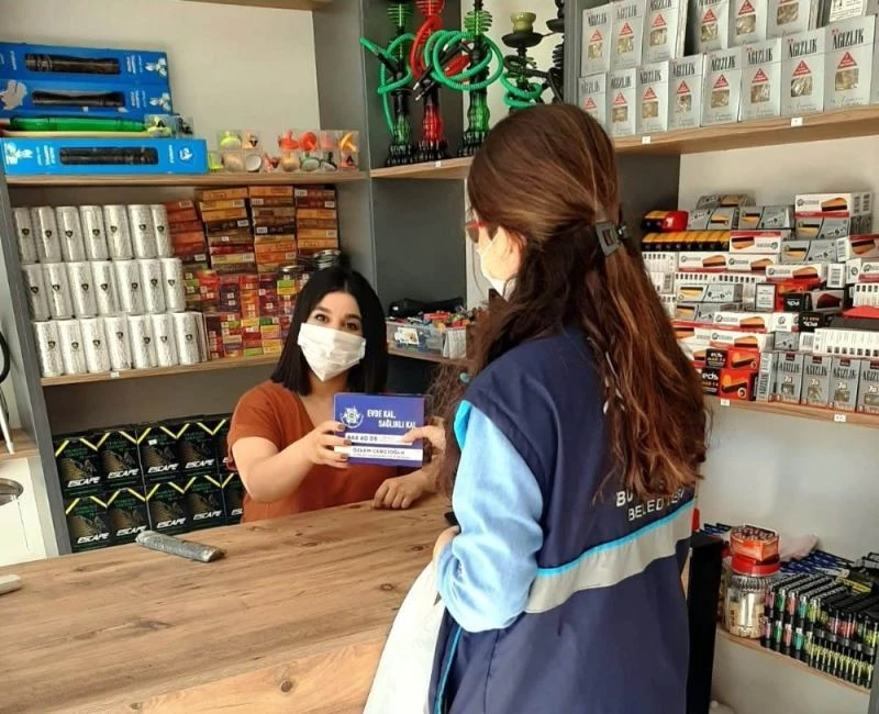 Büyükşehir Koçarlı’da maske, eldiven ve dezenfektan dağıtıyor
