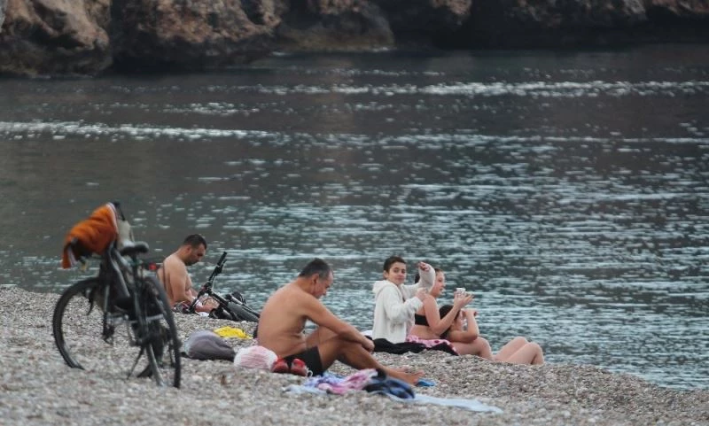 Antalya’da denizi özleyenler sabahın ilk ışıklarıyla Konyaltı Sahiline geldi
