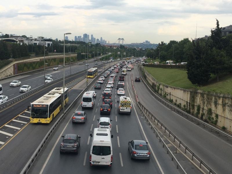 İstanbul’da kısıtlamasının kalkmasıyla trafik yoğunluğu yaşandı
