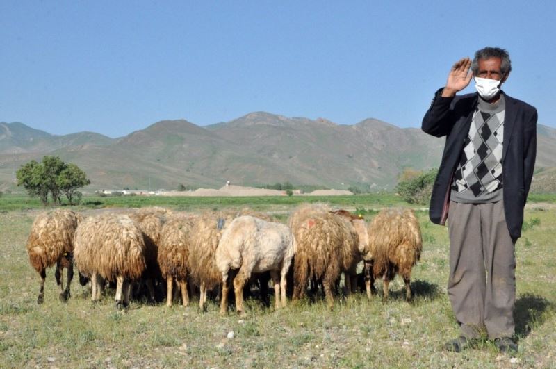 Bakan Pakdemirli: “Mehmet Emin amcamıza 20 koyun hediye ettik”
