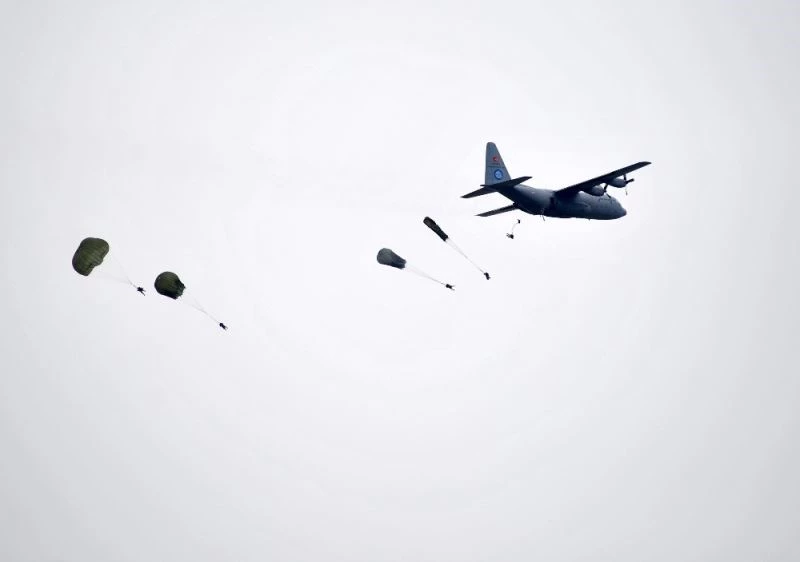 Komandonun yürekleri ağza getiren paraşütle atlayışı
