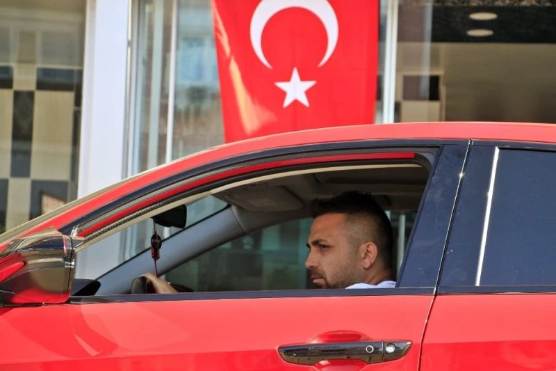 Piyango milyoneri Murat Tokmak’ı binlerce kişi takibe aldı
