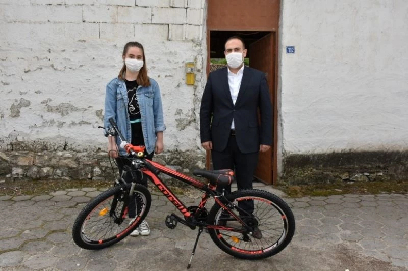 İnönü Belediyesinin resim yarışmasını kazananlar ödüllerini aldı
