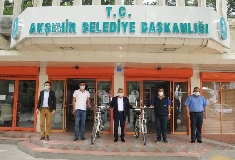 Bayramda kazandıkları bisikletlerini teslim aldılar
