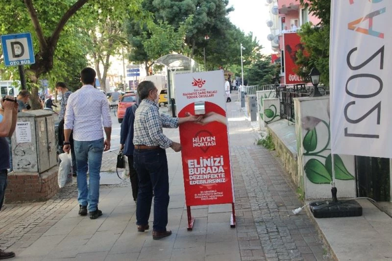 Öğrencilerin geliştirdiği cihazlar vatandaşların dezenfektan ihtiyacını karşılıyor
