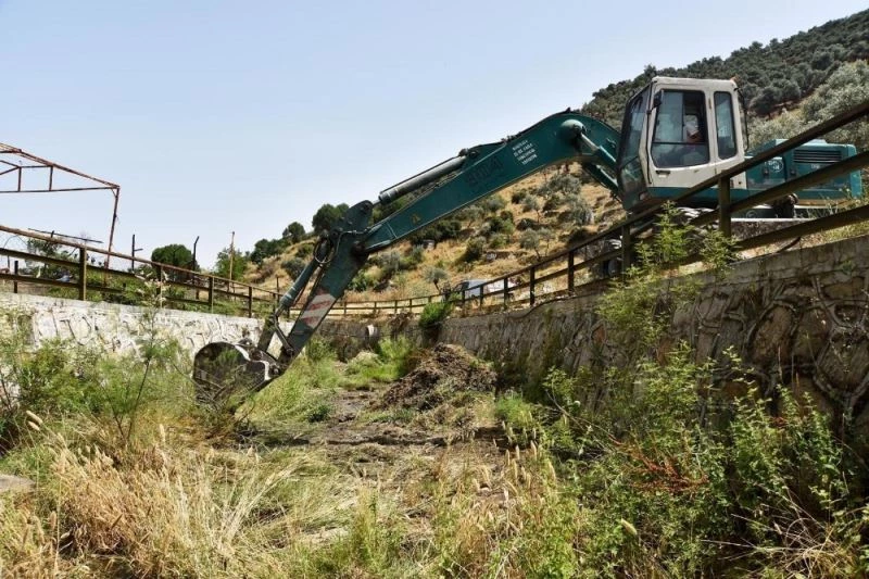 Koçarlı Büyükdere’de yatak temizliğine başlandı
