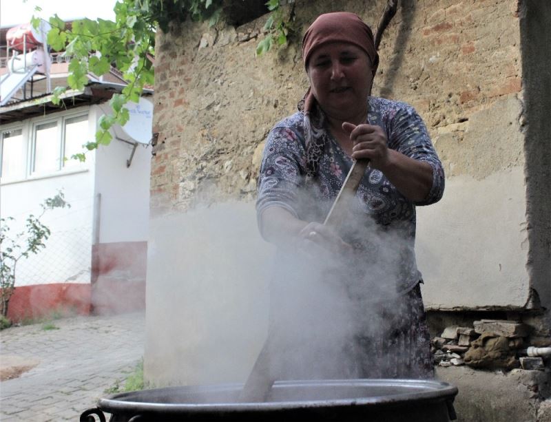 (Özel) Güneşin altında iki gün ateş başında bekleyip doğal pekmez yapıyorlar
